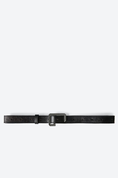 Find the brands emblematic C on this black leather belt. -