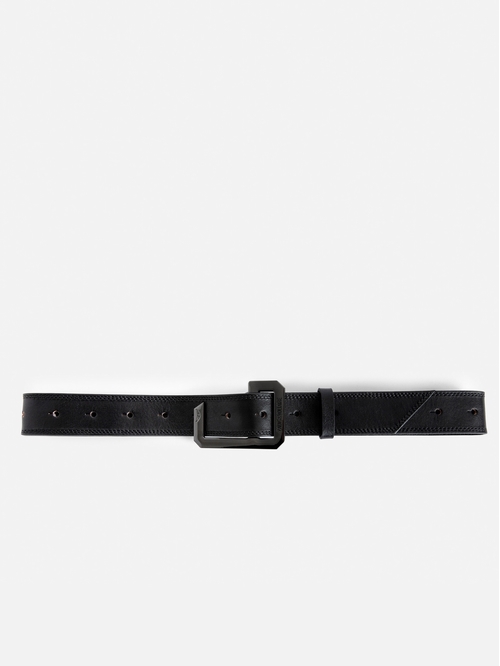 This leather belt has adopted the iconic C-shaped buckle