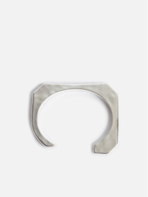 Rigid and open C-shaped bangle in hammered gold and