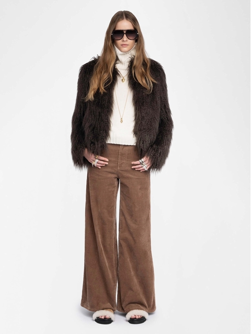 Coat in curly faux fur with long sleeves. - Coat in curly