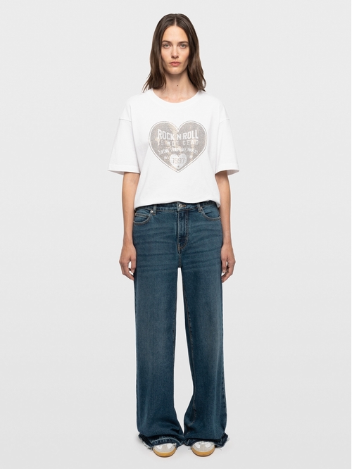High-waisted wide-leg jeans, multiple pockets. Wide-leg