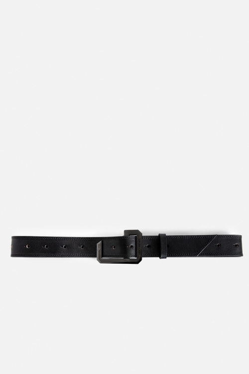 This leather belt has adopted the iconic C-shaped buckle