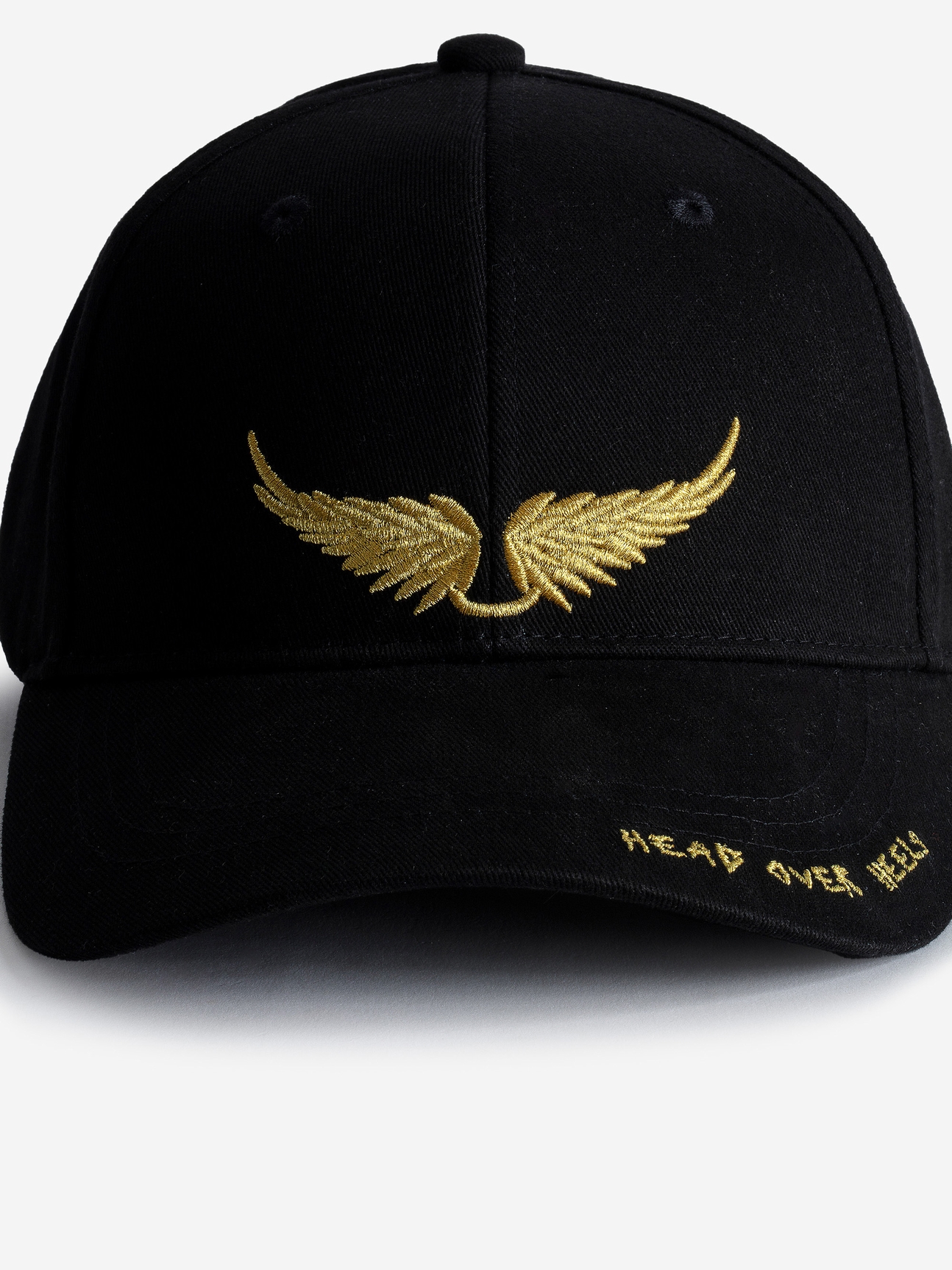 Voltaire Vice black cotton baseball cap.
The Head Over Heels Baseball Cap is part of the VOLTAIRE VICE capsule. Zadig&Voltaire is experimenting with a new creative space, where freedom is the watchword. The brand is adding its signature to everyday objects that are both practical and decorative, where design is as important as purpose.

- Black cotton baseball cap
- Gold contrasting wings embroidery on the front
- Adjustable strap
Diameter: 19 cm

Composition

100% COTTON