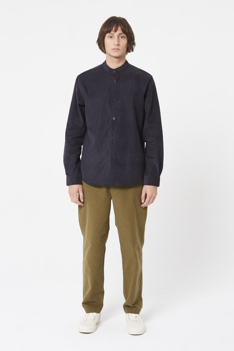 Chemise à col officier en velours côtelé épais.
