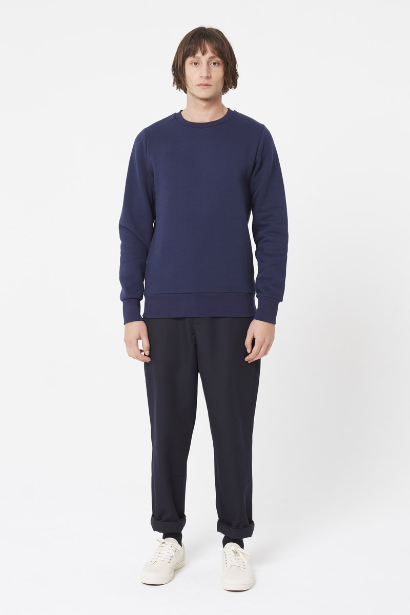 Le sweat shirt en coton lourd avec envers en polaire. Très