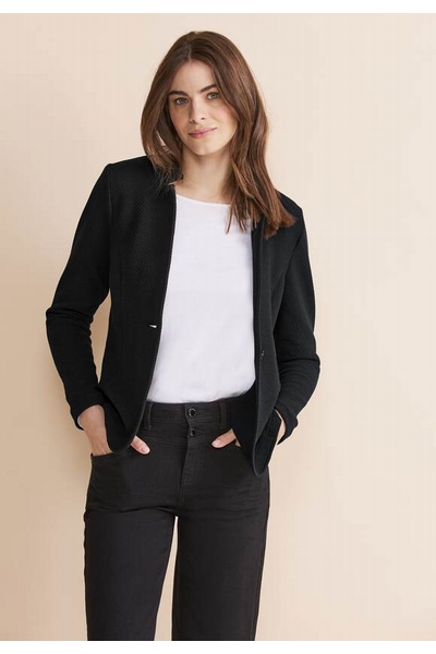 Le blazer en jersey est une pièce polyvalente qui offre un