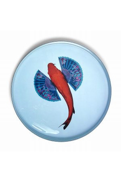 Plateau rond en métal verni.  Fishkoi  Ce motif d'une carpe