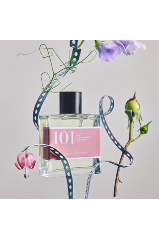 101
Rose de Damas, pois de senteur, cèdre blanc
Une rose fraîche élégante

Un parfum de reine pour la reine des fleurs : doux et frais comme une roseraie. Les premières notes sont vertes et épicées avec la cardamome. Le cœur, c'est la rose et les pois de senteurs. La rose de Damas a été utilisée en absolue et essence. En fond, le musc et le cèdre blanc apportent une douceur poudrée.