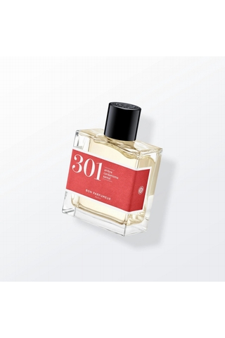 301
Ambre, cardamome, santal
Un santal épicé

Comme une bataille en tête entre les épices chaudes et froides, entre le cumin et la cardamome. Une tension qui fait vibrer toute la fragrance. Il donne du volume et porte le bois de santal, personnage principal de ce parfum. Les riches et intenses facettes de ce bois se dévoilent douces et lactées. La chaleur de l'ambre accompagne le santal et donne du sillage au parfum.