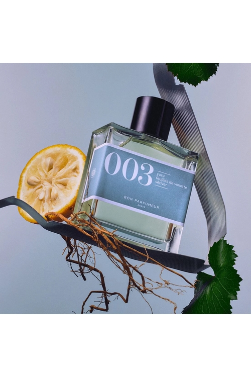 003
Yuzu, violette, vétiver
Une cologne boisée

Notre version revisitée de la Cologne. Un départ pétillant et zesté avec le yuzu, le cousin japonais du citron! Des tonalités de fleurs blanches poudrées apportent douceur et élégance à cette fragrance ludique. Des touches d'élémi enchantent et facettent les inflexions boisées et musquées en fond. Un peu espiègle mais toujours fraîche.