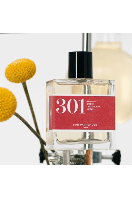 301
Ambre, cardamome, santal
Un santal épicé

Comme une bataille en tête entre les épices chaudes et froides, entre le cumin et la cardamome. Une tension qui fait vibrer toute la fragrance. Il donne du volume et porte le bois de santal, personnage principal de ce parfum. Les riches et intenses facettes de ce bois se dévoilent douces et lactées. La chaleur de l'ambre accompagne le santal et donne du sillage au parfum.