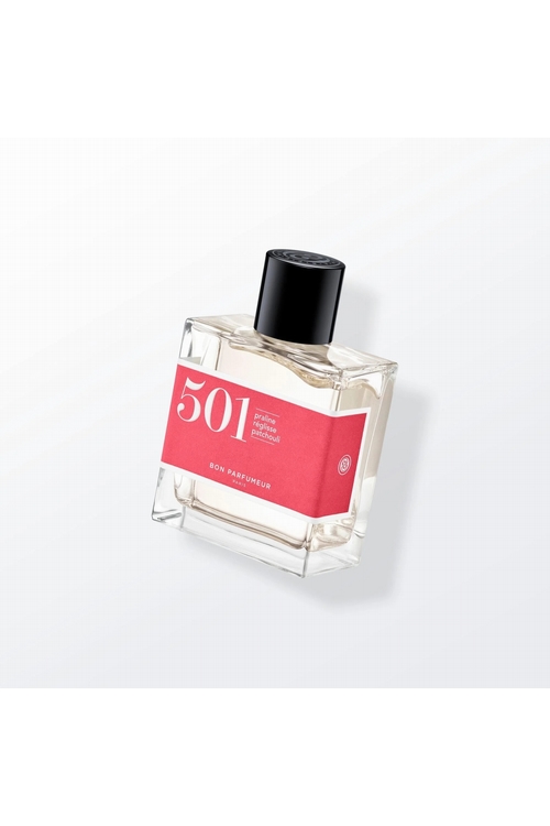 501
Praline, réglisse, patchouli
Une praline régressive

L'odeur de nos premiers plaisirs d'enfance ! La noisette donne le ton, puis en coeur, la praline et la réglisse forment une bulle de douceur. Un iris poudré lance la transition vers des notes musquées. Une fragrance délicieusement addictive, au sillage affirmé du patchouli !