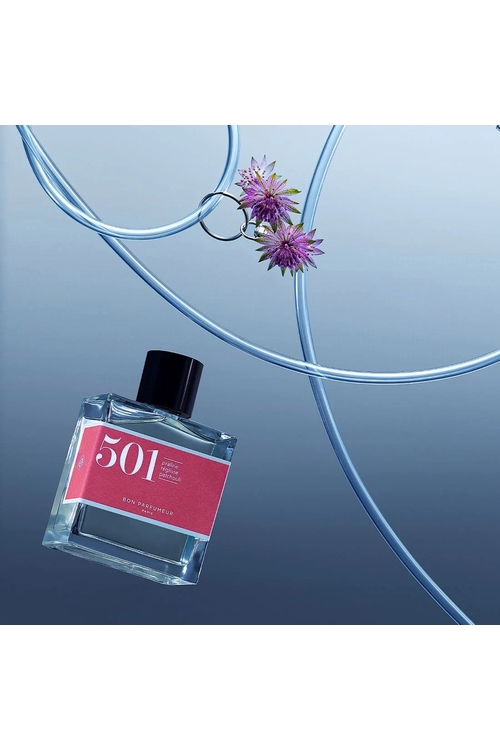 501
Praline, réglisse, patchouli
Une praline régressive

L'odeur de nos premiers plaisirs d'enfance ! La noisette donne le ton, puis en coeur, la praline et la réglisse forment une bulle de douceur. Un iris poudré lance la transition vers des notes musquées. Une fragrance délicieusement addictive, au sillage affirmé du patchouli !