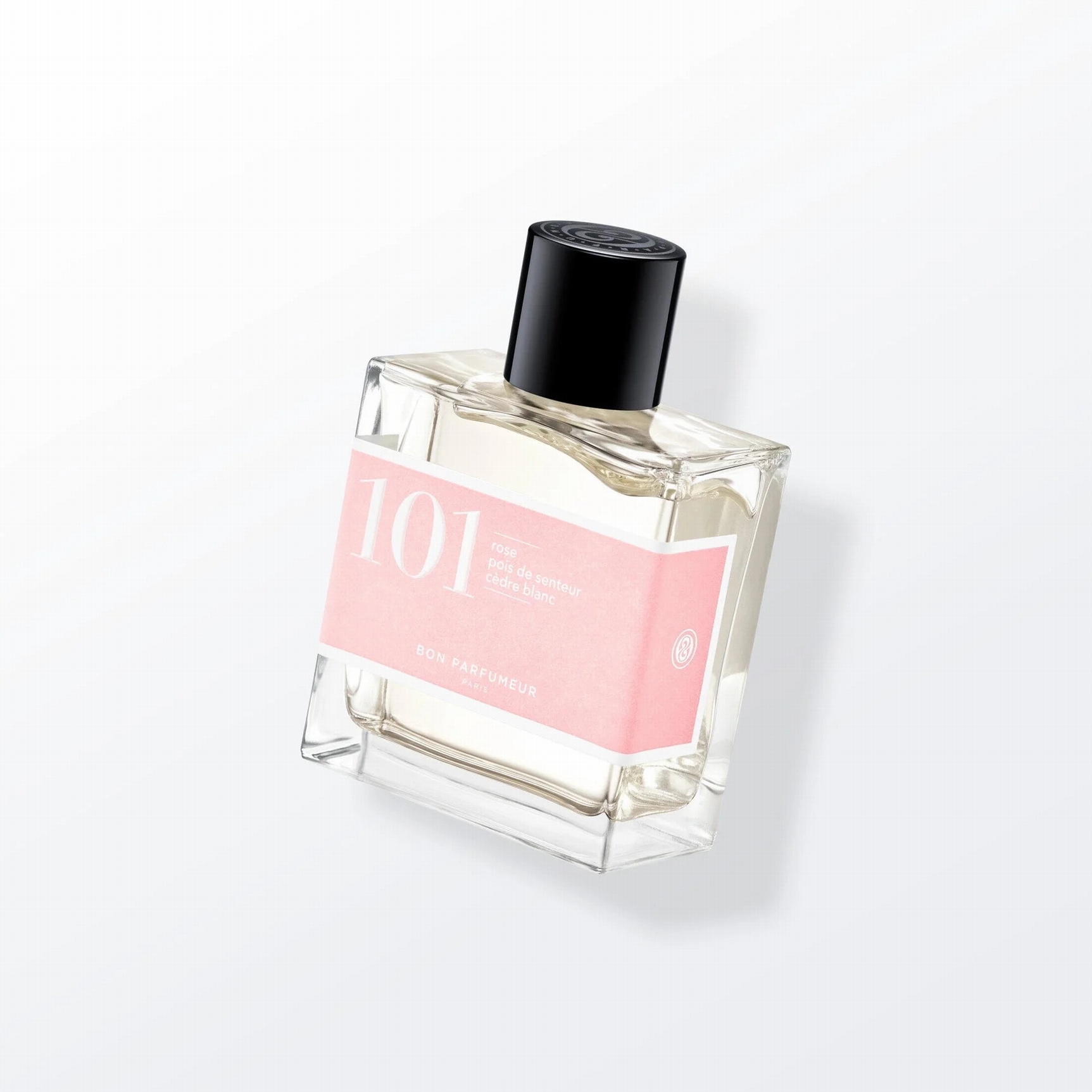 101
Rose de Damas, pois de senteur, cèdre blanc
Une rose fraîche élégante

Un parfum de reine pour la reine des fleurs : doux et frais comme une roseraie. Les premières notes sont vertes et épicées avec la cardamome. Le cœur, c'est la rose et les pois de senteurs. La rose de Damas a été utilisée en absolue et essence. En fond, le musc et le cèdre blanc apportent une douceur poudrée.