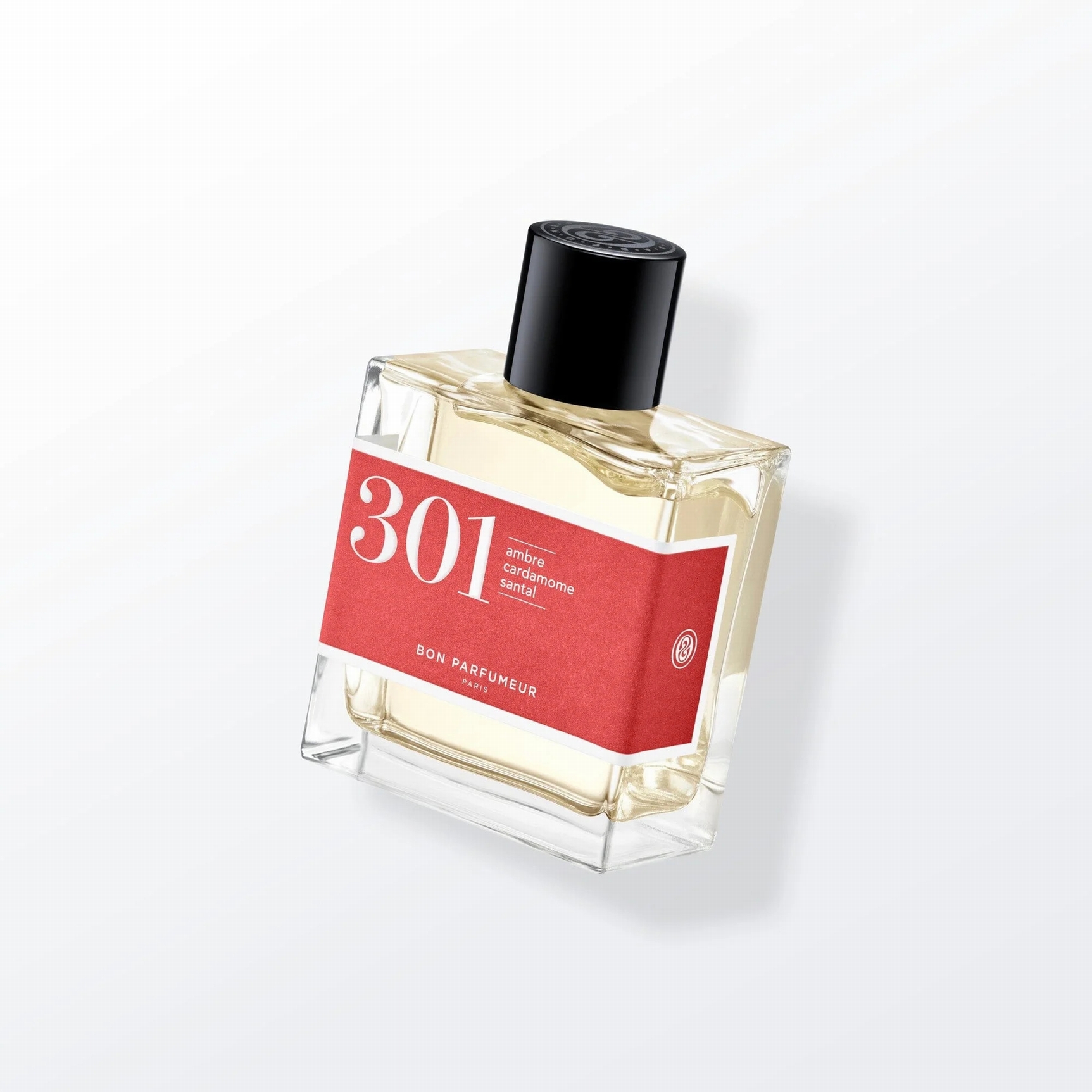 301
Ambre, cardamome, santal
Un santal épicé

Comme une bataille en tête entre les épices chaudes et froides, entre le cumin et la cardamome. Une tension qui fait vibrer toute la fragrance. Il donne du volume et porte le bois de santal, personnage principal de ce parfum. Les riches et intenses facettes de ce bois se dévoilent douces et lactées. La chaleur de l'ambre accompagne le santal et donne du sillage au parfum.