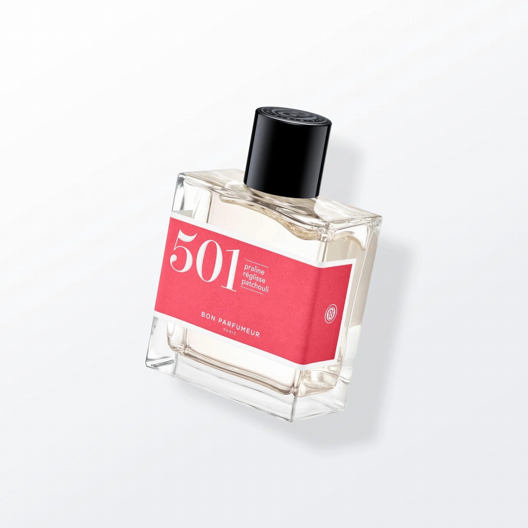 501
Praline, réglisse, patchouli
Une praline régressive

L'odeur de nos premiers plaisirs d'enfance ! La noisette donne le ton, puis en coeur, la praline et la réglisse forment une bulle de douceur. Un iris poudré lance la transition vers des notes musquées. Une fragrance délicieusement addictive, au sillage affirmé du patchouli !