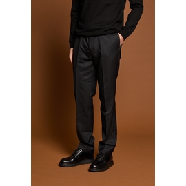 Pantalon by Spontini Ce pantalon a été pensé pour être porté