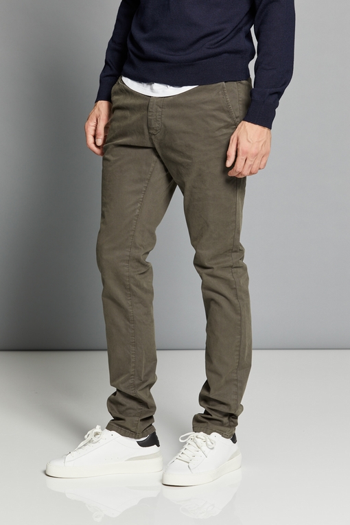 Chino slim en coton by Spontini pour homme. Léger, élégant