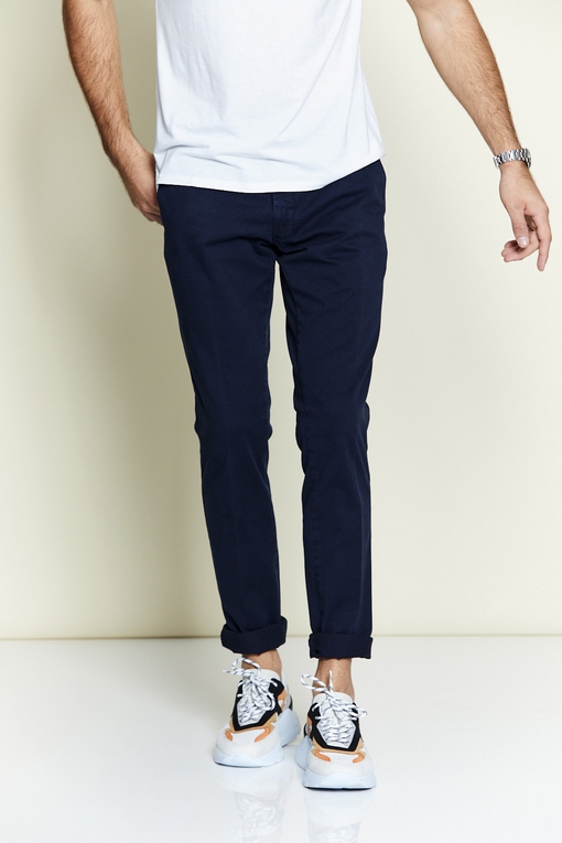 Chino slim en coton by Spontini pour homme. Léger, élégant