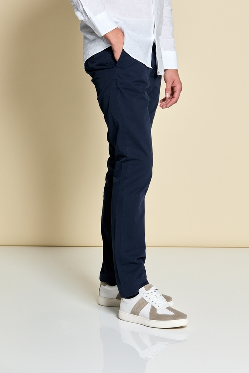 Chino slim en coton by Spontini pour homme. Léger, élégant