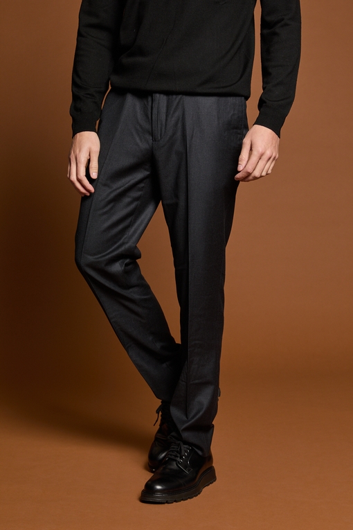 Pantalon by Spontini Ce pantalon a été pensé pour être porté