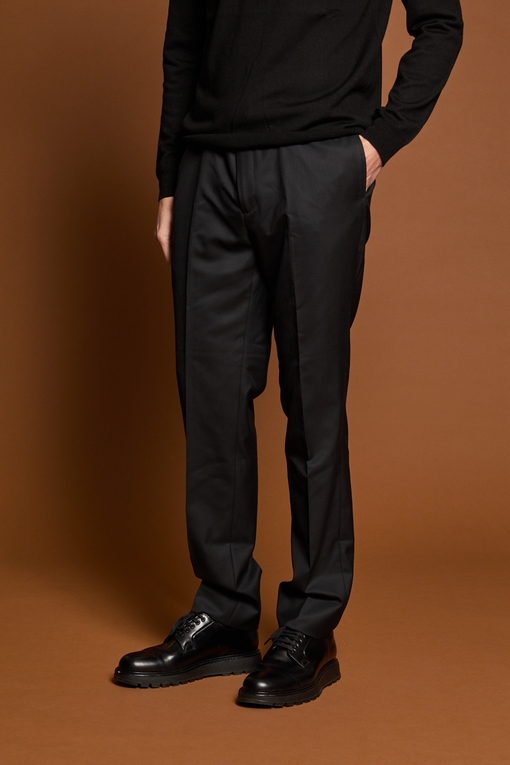 Pantalon by Spontini Ce pantalon a été pensé pour être porté